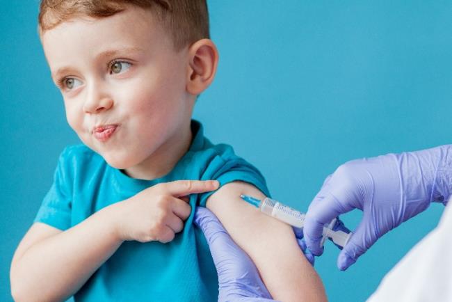 ילד מקבל חיסון משולש שעשוי גם להגן מפני קורונה 
